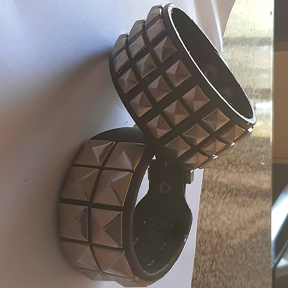 Vintage Leather Studded Bracelets - Picture 3 of 3